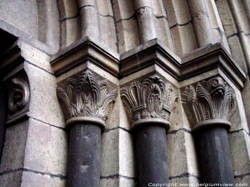 Collegiale Sint-Jacobuskerk LIEGE 1 in LUIK / BELGI Detail van het romaanse portaal in de westbouw