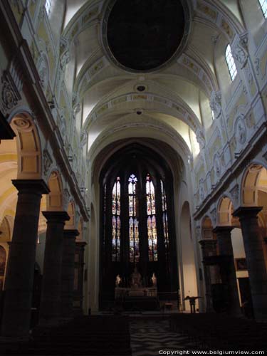 Sint-Denis kerk LIEGE 1 in LUIK / BELGI Middenschip binnen