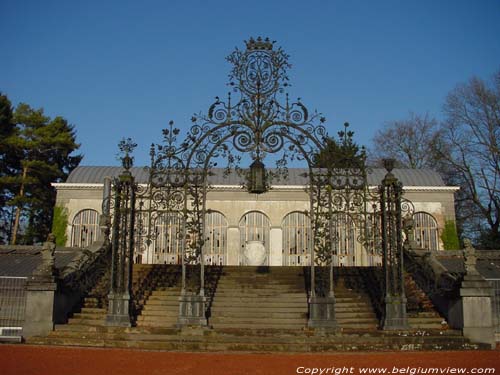 Wintertuin Domein van Mariemont MANAGE / BELGI Overzicht met poort