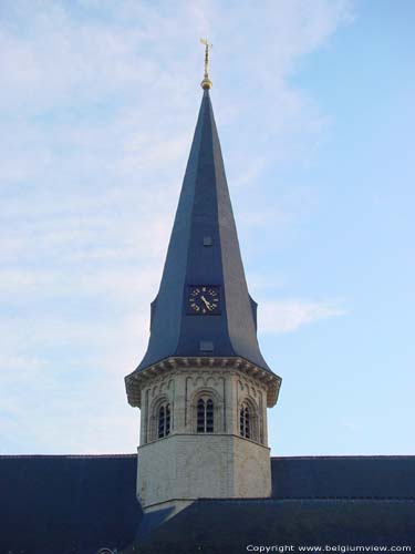 Sint-Martinuskerk BEVEREN foto De romaanse vieringtoren werd in 1225 verhoogd met een verdieping. Hij bevat nog steeds prachtige romaanse openingen en een boogfries.