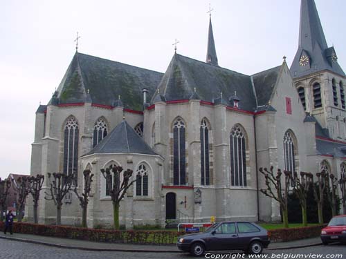 Onze-Lieve-Vrouwekerk (te Melsele) BEVEREN / BELGI Koor en zijbeuk achteraan