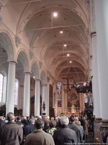 Sint-Ludgeruskerk ZELE foto Binnen middenschip