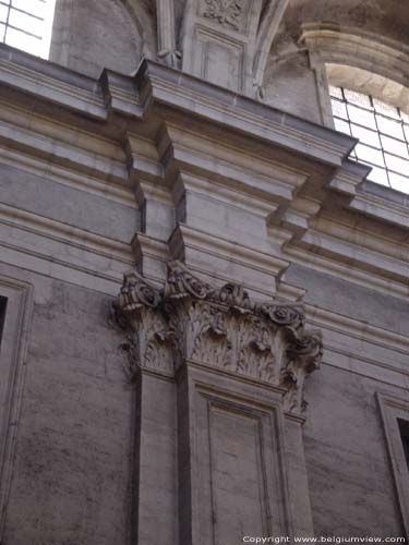 Sint-Pieterskerk en Sint-Pietersabdij GENT / BELGI Corinthische pilaster 