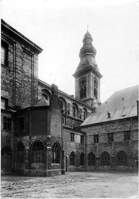 Sint-Pieterskerk en Sint-Pietersabdij GENT foto Situatie rond 1900 van kloostergang binnentuin