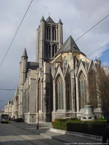 Sint-Niklaaskerk GENT foto Zicht op het koor met daarrond straalkapellen.
