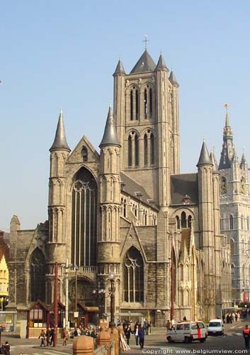 Sint-Niklaaskerk GENT foto Overzicht met het schip, transept en vieringtoren. Merk het voor die tijd gedurfde spitsboogvenster op.