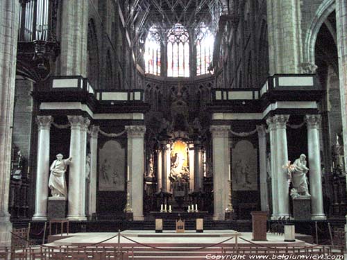 Sint-Baafskathedraal GENT / BELGI Zicht op koordoksaal met daarachter het koor dat kenmerken van de Scheldegotiek draagt.