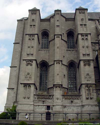 Sint-Waltrudiskerk MONS in BERGEN / BELGI 