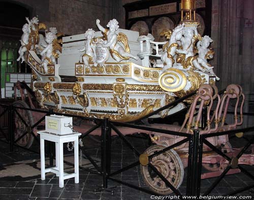 Sint-Waltrudiskerk MONS / BERGEN foto Gouden koets waarop het relikwie wrodt rondgereden