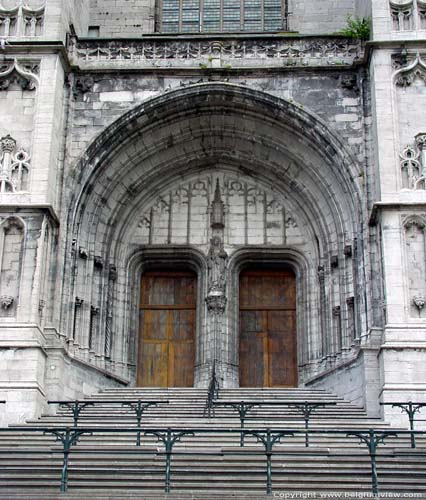 Sint-Waltrudiskerk MONS in BERGEN / BELGI 