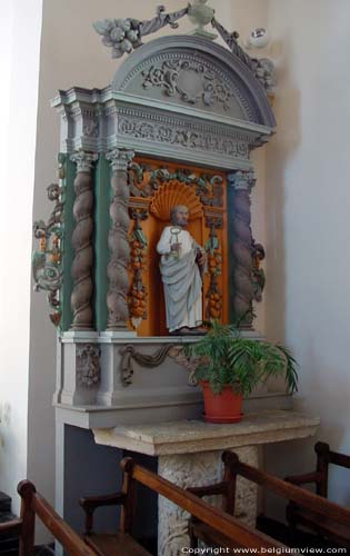 Sint-Pieterskerk CHINY foto Een zeer oud romaans altaarblad op een ronde zuil met bladmotieven. Hierboven werd het nieuwe zijaltaar geplaatst.