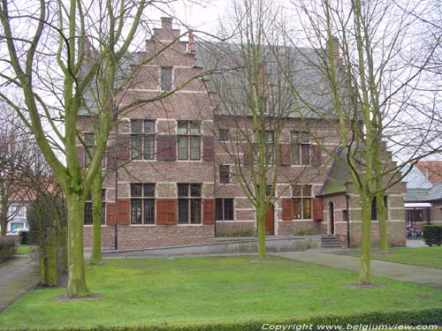 Town hall SINT-GILLIS-WAAS picture e