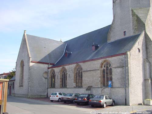 Sint-Andreas en Gislenuskerk BELSELE in SINT-NIKLAAS / BELGI Zijbeuk onder het grote zadeldak, met uitpringend transept