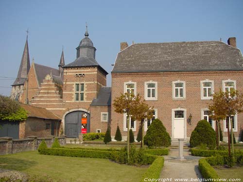 Gebouw naast kerk SINT-TRUIDEN / BELGI  