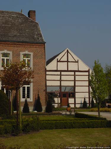 Gebouw naast kerk SINT-TRUIDEN foto  