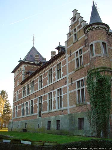 Kasteel in Ordingen SINT-TRUIDEN foto Vroeger was deze gevel onzichtbaar door het struikgewas dat ervoor gegroeid was.