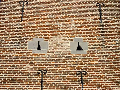 Kasteel in Ordingen SINT-TRUIDEN / BELGI Beschadigde schietgaten, 'aangepast' om er een machinegeweer achter te zetten.