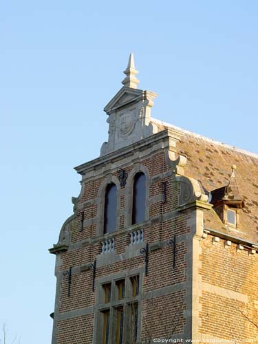 Kasteel in Ordingen SINT-TRUIDEN / BELGI Noordgevel met obelisk.