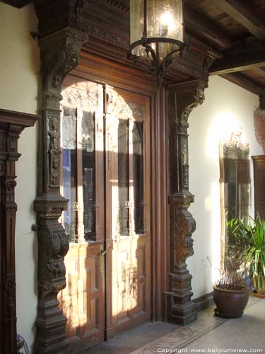 Kasteel in Ordingen SINT-TRUIDEN foto Enige nog overgebleven oorspronkelijke binnendeur, met prachtig houtsnijwerk en rijkelijk versierde deurstijlen.
