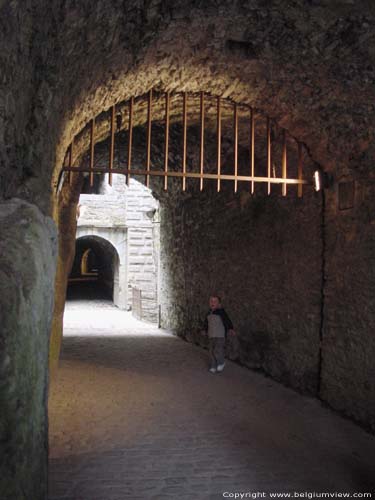 Burcht van Bouillon (kasteel van Godfried van Bouillon) BOUILLON / BELGI Valhek in een gang, overwelfd met een rondboog tongewelf