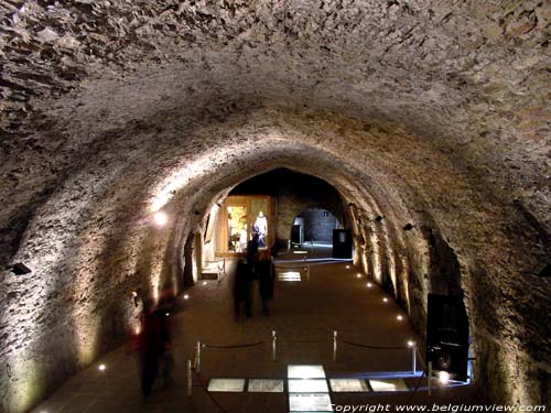 Burcht van Bouillon (kasteel van Godfried van Bouillon) BOUILLON / BELGI Grote zaal overkluisd door een tongewelf in spitsboog.