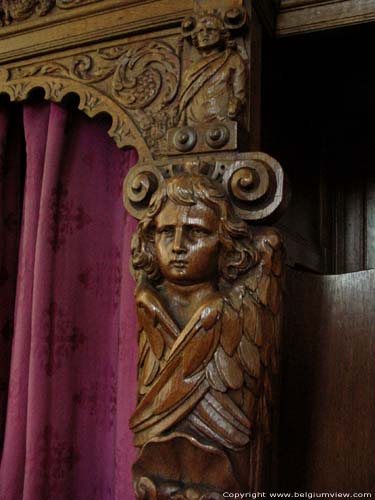 Sint-Pieter en Pauluskerk PULLE in ZANDHOVEN / BELGI Detail van één van de biechtstoelen.