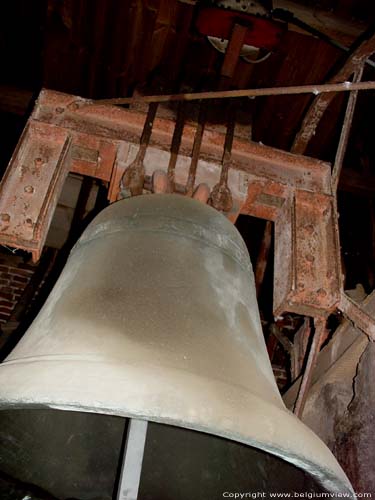 Sint-Pieter en Pauluskerk PULLE in ZANDHOVEN / BELGI De oudste klok van Europa in zijaanzicht