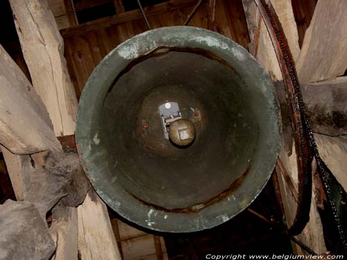 Sint-Pieter en Pauluskerk PULLE in ZANDHOVEN / BELGI De oudste klok van West-Europa (Maria genaamd) in benedenaanzicht 