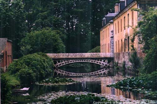 Kasteel van Vorselaar - Kasteel de Borrekens VORSELAAR foto Dit gebouw (rechts van de brug) is recenter dan het kasteel. 