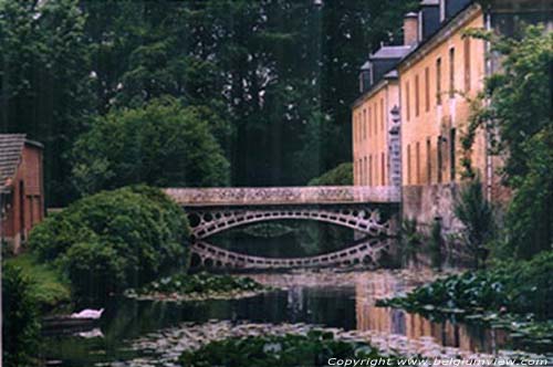 Kasteel van Vorselaar - Kasteel de Borrekens VORSELAAR / BELGI Dit gebouw (rechts van de brug) is recenter dan het kasteel. 