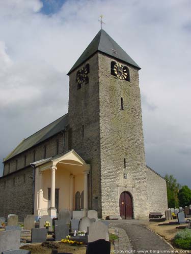 Sint-Pieters-Banden BERTEM / BELGI Massieve westertoren met pyramidaal dak.