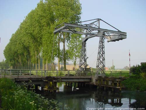 Pont-levis ESTAIMPUIS / BELGIQUE 