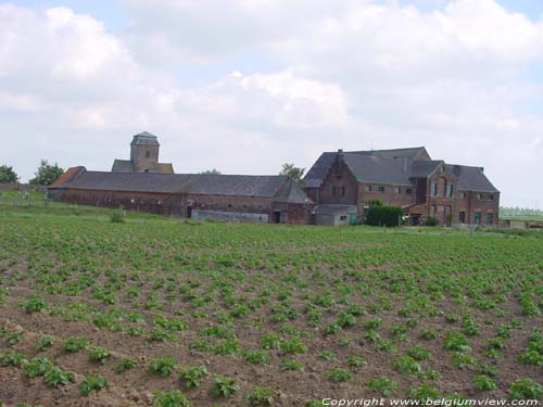 Grote boerderij ORMEIGNIES in AAT / BELGI  