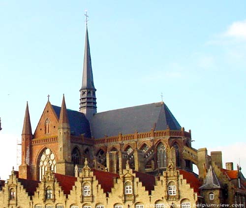 Sint-Walburgakerk VEURNE / BELGI Overzicht vanop de Grote Markt