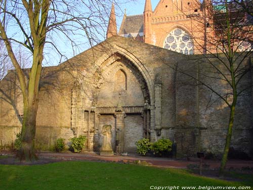 Sint-Walburgakerk VEURNE foto Basis van de nooit afgewerkte Westertoren.