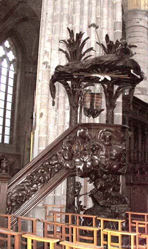 Sint-Walburgakerk VEURNE foto Preekstoel van H.Pulincx de Oude uit 1727