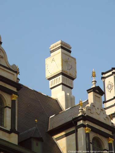 Stadhuis GENT foto Foto van zonnewijzer op één van de schoorstenen.