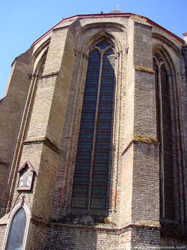 Onze-Lieve-Vrouwekerk DAMME foto Lancetvensters van het koor.