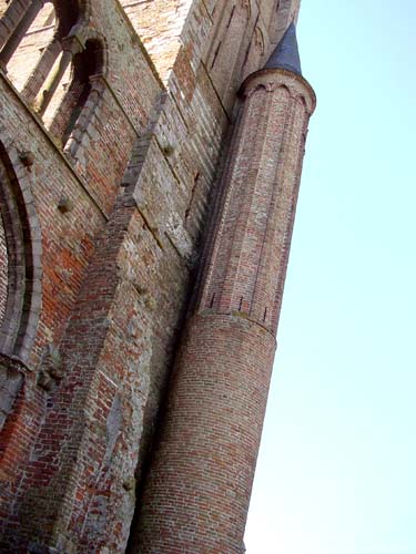 Onze-Lieve-Vrouwekerk DAMME foto Traptoren die de toren flankeert en de stenen wenteltrap bevat langs deweleke je de toren kunt beklimmen.