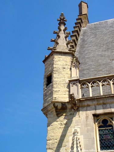 Stadhuis DAMME foto Arkeltoren met spits dak met hogels.