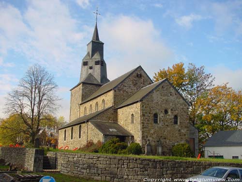 Sint-Étiennekerk van Waha MARCHE-EN-FAMENNE / BELGIË Overzicht van dez oude, romaanse kerk.
