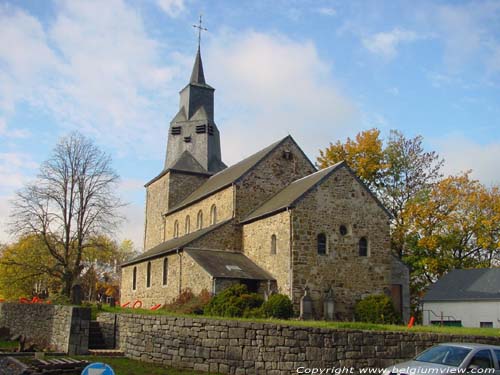 Sint-tiennekerk van Waha MARCHE-EN-FAMENNE / BELGI Overzicht van dez oude, romaanse kerk.