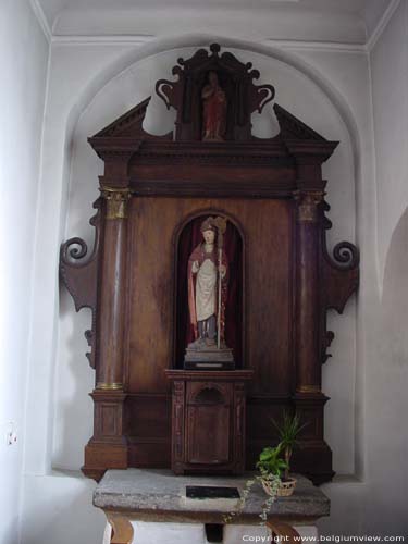 Sint-tiennekerk van Waha MARCHE-EN-FAMENNE foto Zijaltaar van Sint-Niklaas, boven een romaans altaar. De holte in dit altaar diende om relikwiën in te steken tijdens de eredienst.