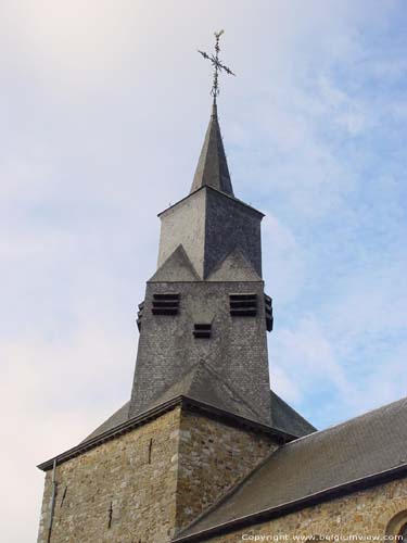 Sint-tiennekerk van Waha MARCHE-EN-FAMENNE foto Merkwaardige torenspits.