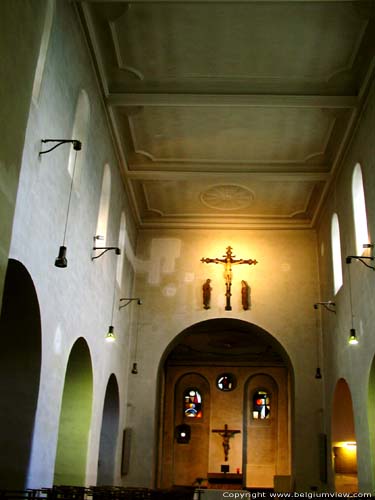 Sint-Étiennekerk van Waha MARCHE-EN-FAMENNE foto Sober en somber interieur.