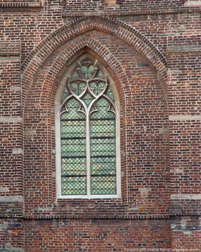 Bijloke-abdij GENT / BELGI Opmerkelijk is dat dit spitsboogvenster niet in het centrum van de omschrijvende spitsboog zit.