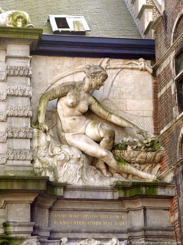 Oude Vismijn (vismarkt) GENT / BELGI De Leie wordt door een bevallige, jonge vrouw uitgebeeld. De Schelde wordt uitgebeeld door een oude man met baard.