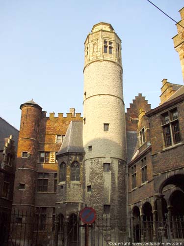 Achtersikkel GENT foto Overzicht van het centrale gedeelte met de zandstenen toren uit de 15e eeuw, die in de 16e eeuw een renaissance belvédère als bekroning kreeg.