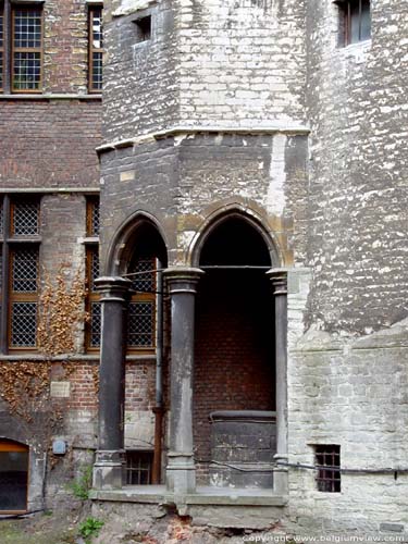 Achtersikkel GENT / BELGI De toren werd gemetst in zandsteen