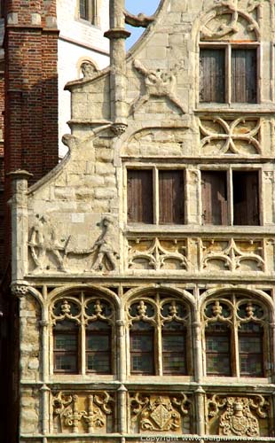 Gildehuis van de Vrije Schippers GENT foto Geveltop met gekoppelde, gotische vensters met kruisbloemen onder renaissance korfbogen.